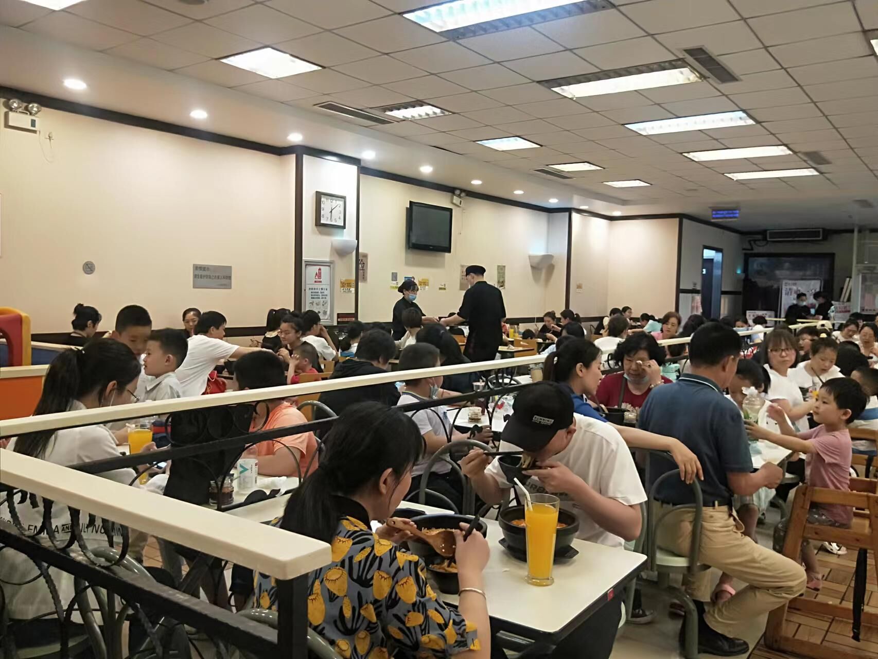 康德專注于食品調(diào)味料已十八年有余，一直注重出品的安全、穩(wěn)定，強(qiáng)調(diào)給商家?guī)韽N師便捷,出品穩(wěn)定，減少能耗，安全有保障！歡迎有意合作老板質(zhì)詢來工廠考察！